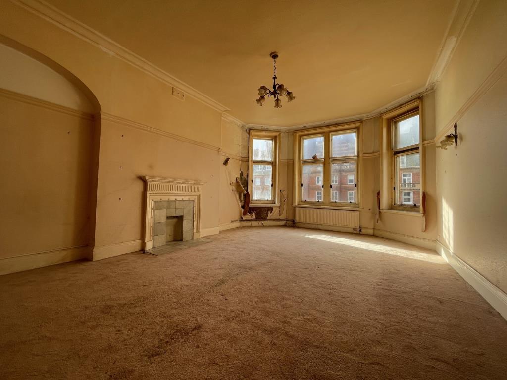 Lot: 44 - TWO-BEDROOM APARTMENT WITH SEA VIEWS - Living room